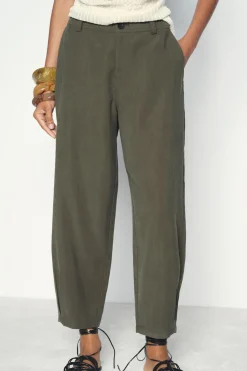 PANTALÓN CHINO PINZAS BAJO