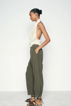 PANTALÓN CHINO PINZAS BAJO