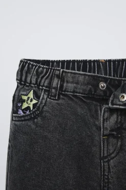 PANTALÓN DENIM TEXTO