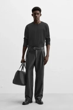 PANTALÓN EFECTO PIEL PLIEGUES