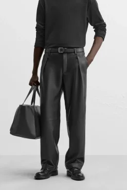 PANTALÓN EFECTO PIEL PLIEGUES