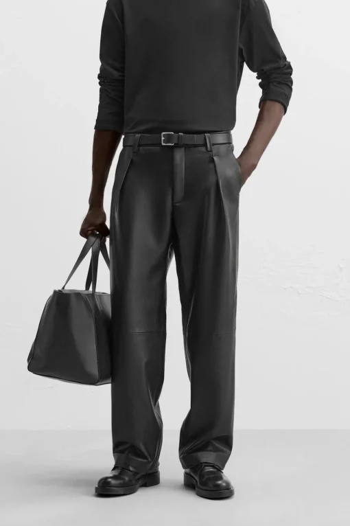 PANTALÓN EFECTO PIEL PLIEGUES