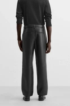 PANTALÓN EFECTO PIEL PLIEGUES