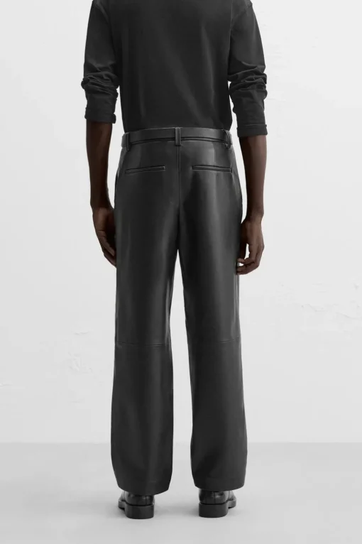 PANTALÓN EFECTO PIEL PLIEGUES