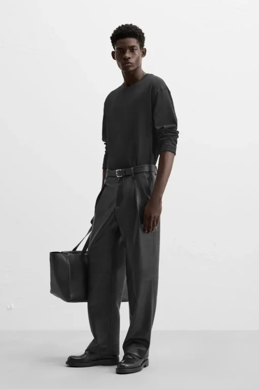PANTALÓN EFECTO PIEL PLIEGUES