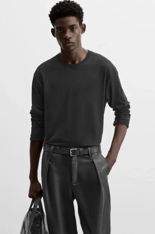 PANTALÓN EFECTO PIEL PLIEGUES