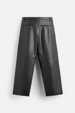 PANTALÓN EFECTO PIEL PLIEGUES