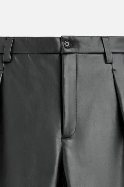 PANTALÓN EFECTO PIEL PLIEGUES