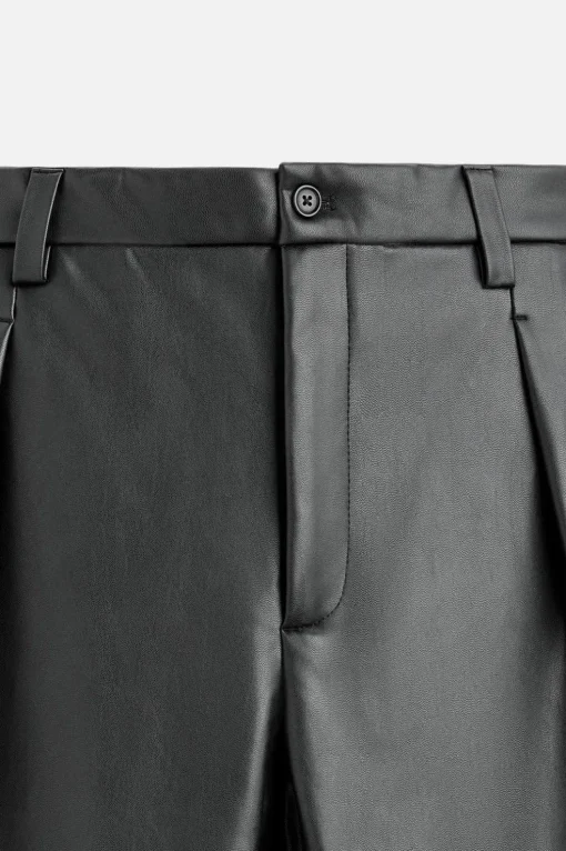 PANTALÓN EFECTO PIEL PLIEGUES