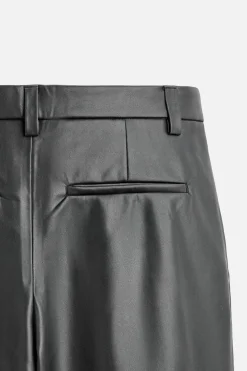 PANTALÓN EFECTO PIEL PLIEGUES