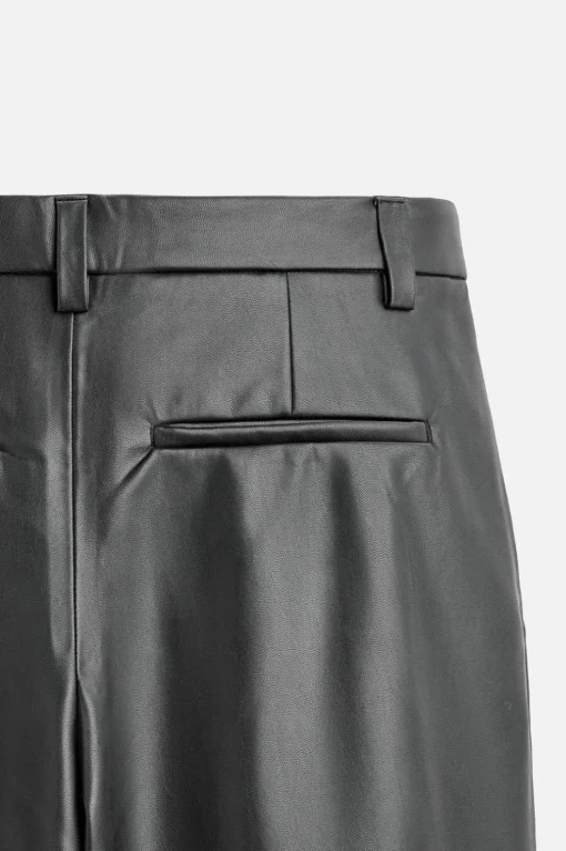 PANTALÓN EFECTO PIEL PLIEGUES