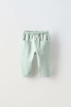 PANTALÓN LISO BOLSILLOS