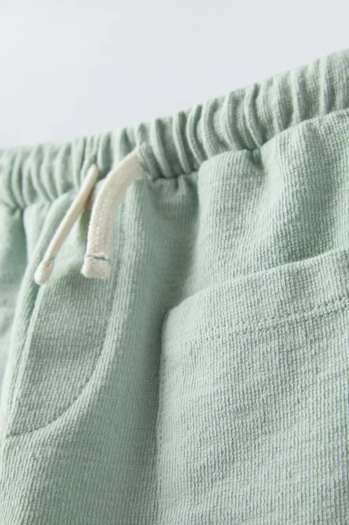 PANTALÓN LISO BOLSILLOS
