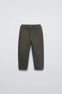 PANTALÓN RAYAS PARCHE