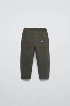 PANTALÓN RAYAS PARCHE