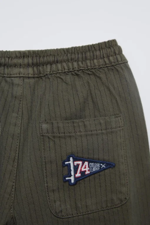 PANTALÓN RAYAS PARCHE