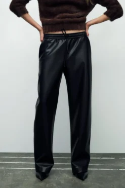 PANTALÓN RECTO EFECTO PIEL