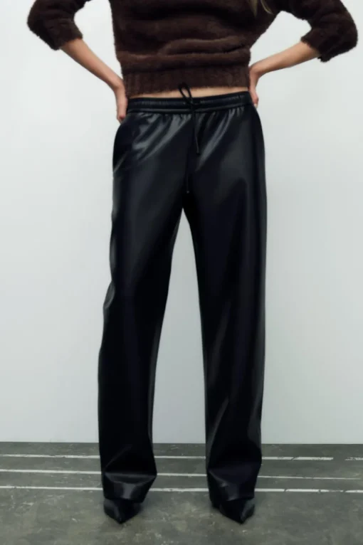 PANTALÓN RECTO EFECTO PIEL