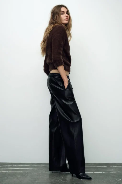 PANTALÓN RECTO EFECTO PIEL