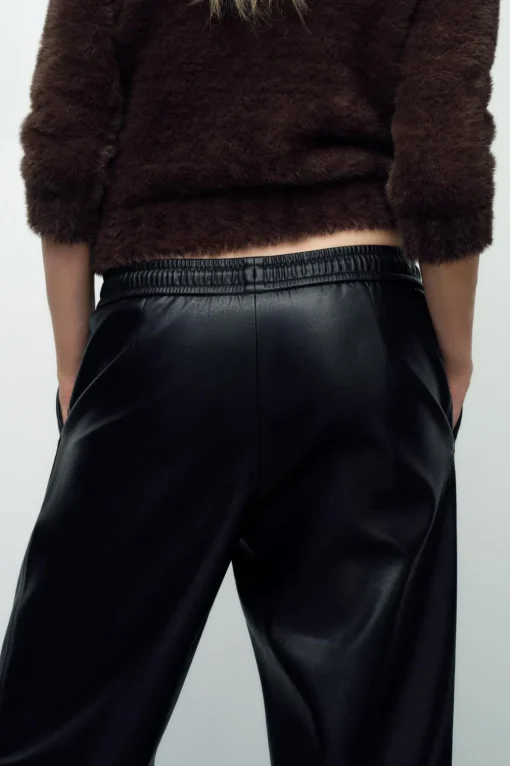 PANTALÓN RECTO EFECTO PIEL