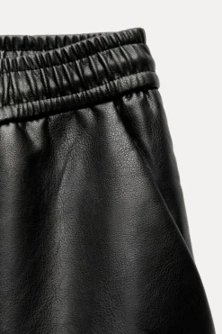 PANTALÓN RECTO EFECTO PIEL