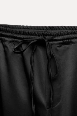 PANTALÓN SATINADO BANDA LATERAL