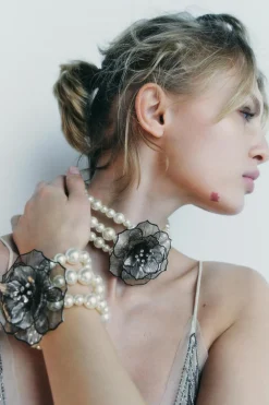 PULSERA PERLAS FLOR BRILLOS