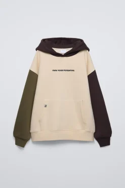 SUDADERA CAPUCHA TEXTO RELIEVE