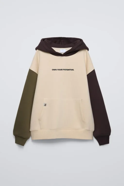 SUDADERA CAPUCHA TEXTO RELIEVE