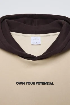 SUDADERA CAPUCHA TEXTO RELIEVE