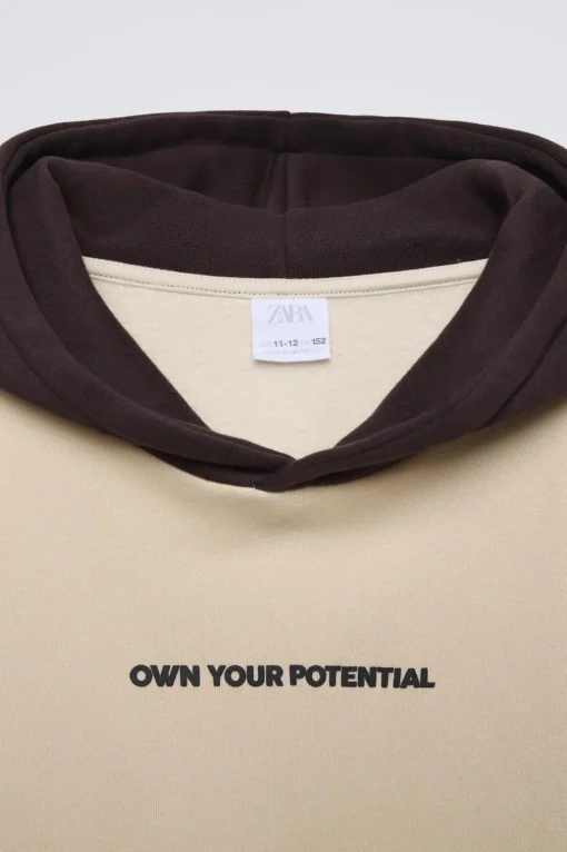 SUDADERA CAPUCHA TEXTO RELIEVE