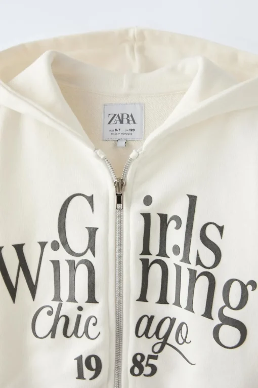 SUDADERA CREMALLERA TEXTO CROP FIT