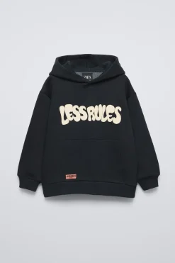 SUDADERA TEXTO RELIEVE