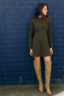 VESTIDO CORTO BOTONES DORADOS HOMBRO