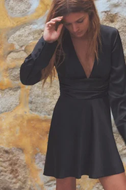 VESTIDO CORTO SATINADO