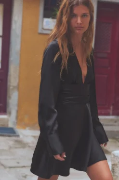 VESTIDO CORTO SATINADO