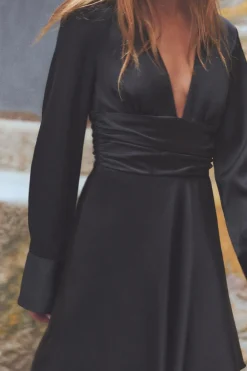 VESTIDO CORTO SATINADO