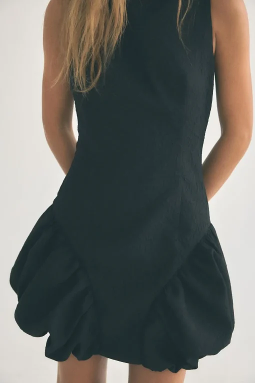 VESTIDO CORTO VOLUMEN