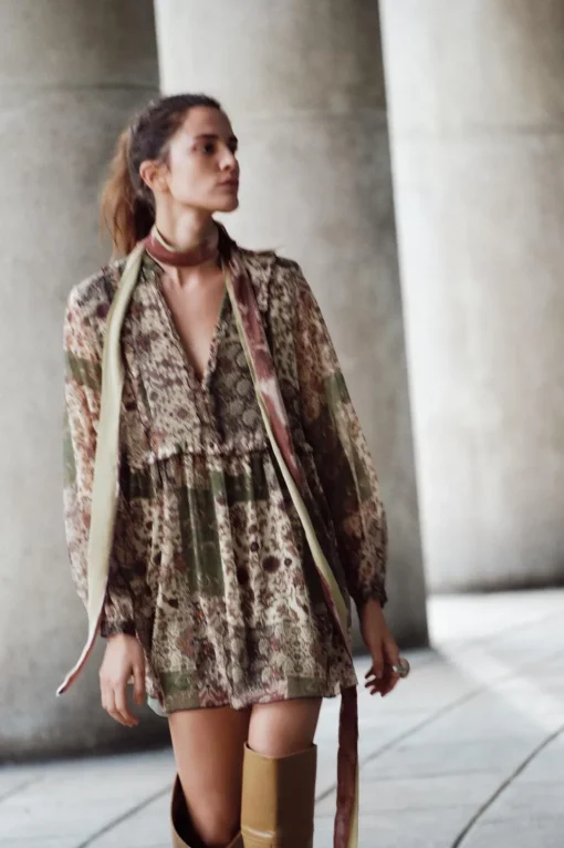 VESTIDO MINI ESTAMPADO VOLANTES