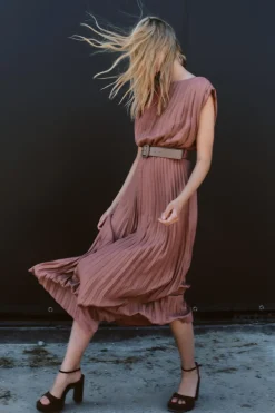 VESTIDO PLISADO CINTURÓN
