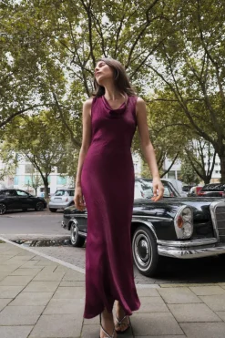 VESTIDO SATINADO ESCOTE ESPALDA