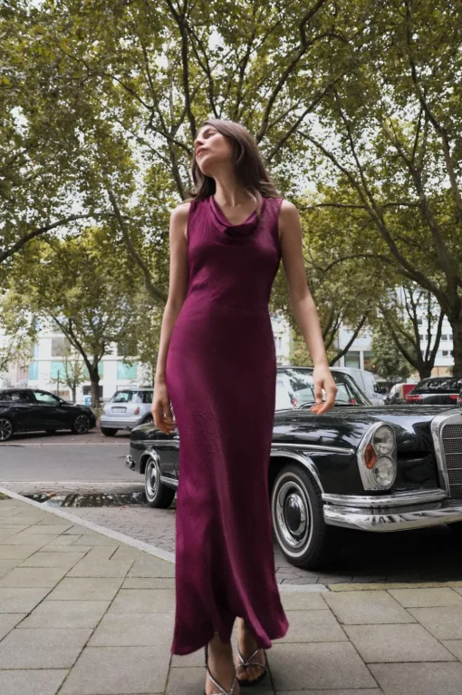 VESTIDO SATINADO ESCOTE ESPALDA