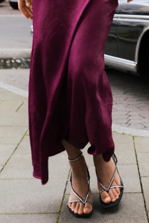 VESTIDO SATINADO ESCOTE ESPALDA