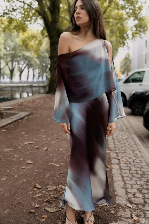 VESTIDO SATINADO ESTAMPADO CAPA