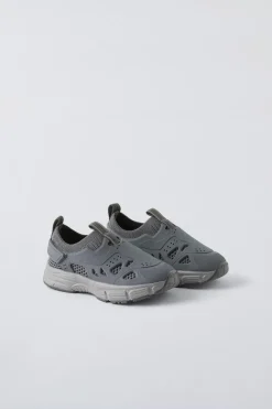 ZAPATILLA DEPORTIVA ENGOMADA