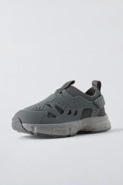 ZAPATILLA DEPORTIVA ENGOMADA