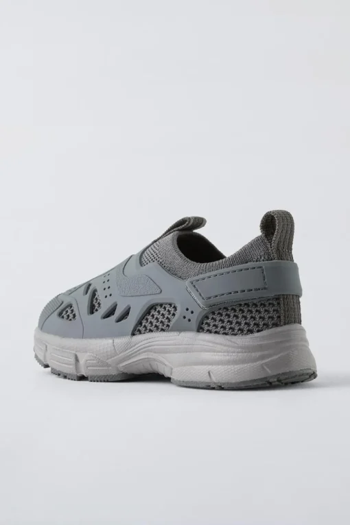 ZAPATILLA DEPORTIVA ENGOMADA