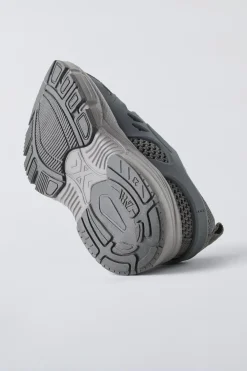 ZAPATILLA DEPORTIVA ENGOMADA