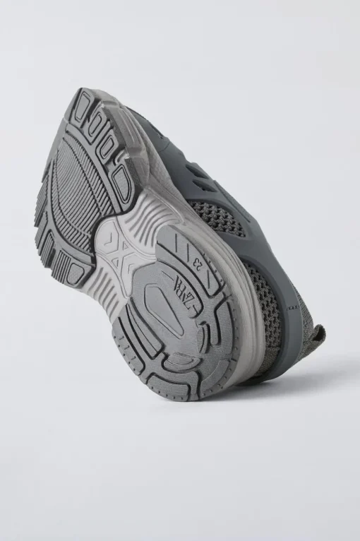 ZAPATILLA DEPORTIVA ENGOMADA