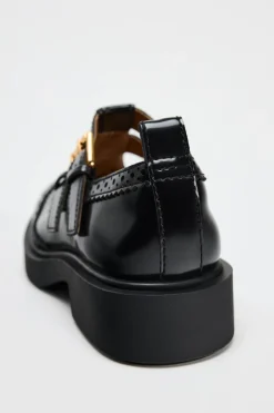 ZAPATO DETALLES PICADOS